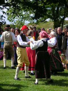 450px-Folkdräkt_midsommar_6.jpg